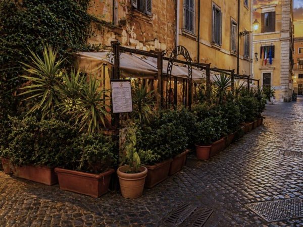 negozio in vendita a Roma in zona Rione Regola