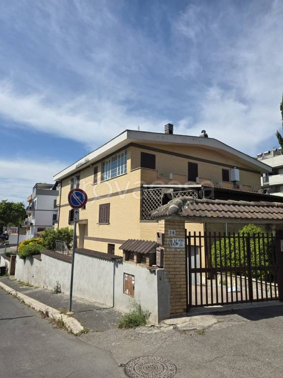 appartamento in vendita a Roma in zona Selva Candida