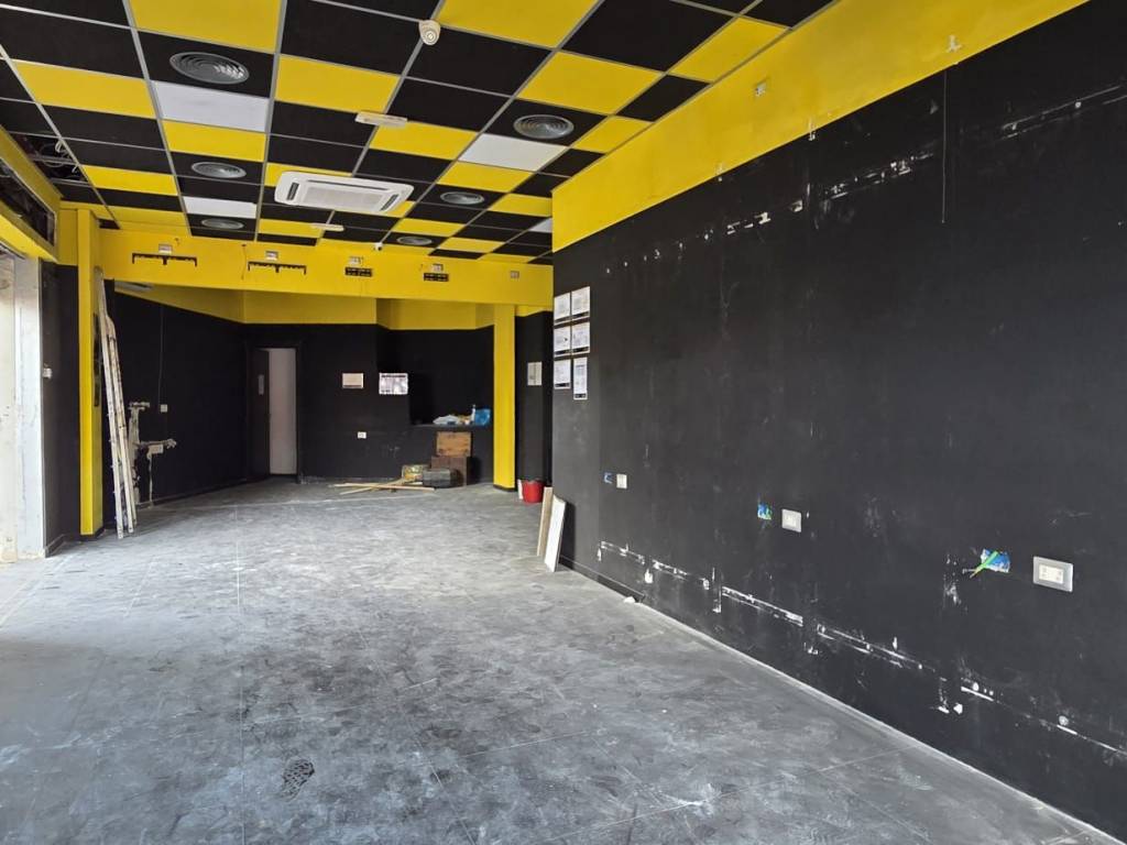 negozio in vendita a Roma in zona Ardeatino