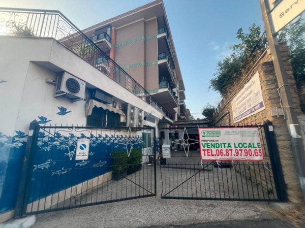 negozio in vendita a Roma in zona Primavalle