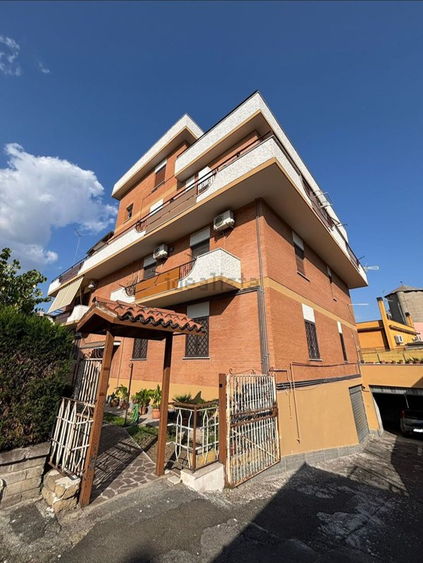 appartamento in vendita a Roma in zona Tor Bella Monaca