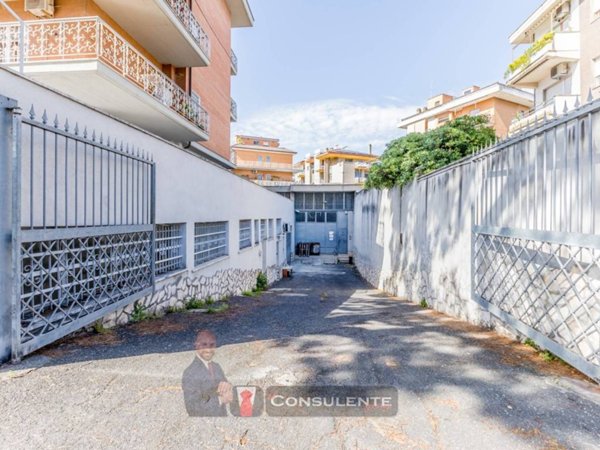 negozio in vendita a Roma in zona Torrevecchia