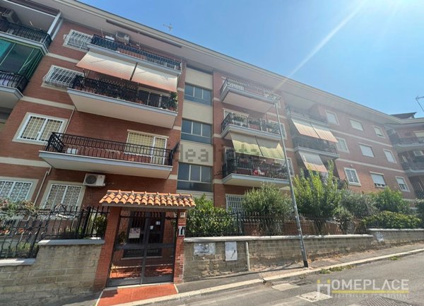 appartamento in vendita a Roma in zona Torre Spaccata