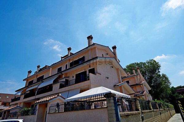 casa indipendente in vendita a Roma in zona Selva Candida