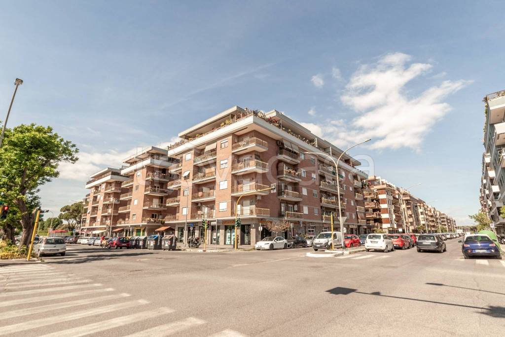 locale commerciale in vendita a Roma in zona Ostia