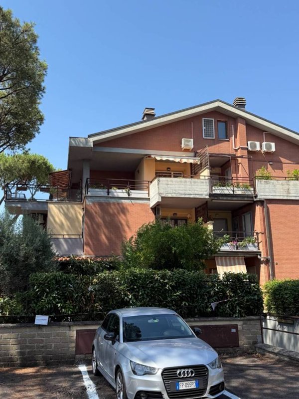 appartamento in vendita a Roma in zona Torre Gaia
