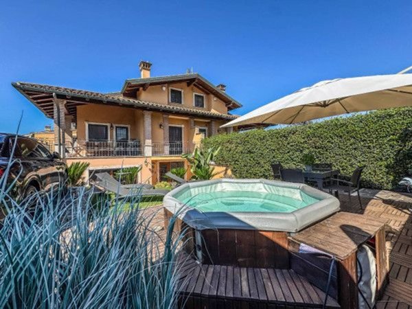 casa indipendente in vendita a Roma in zona Infernetto
