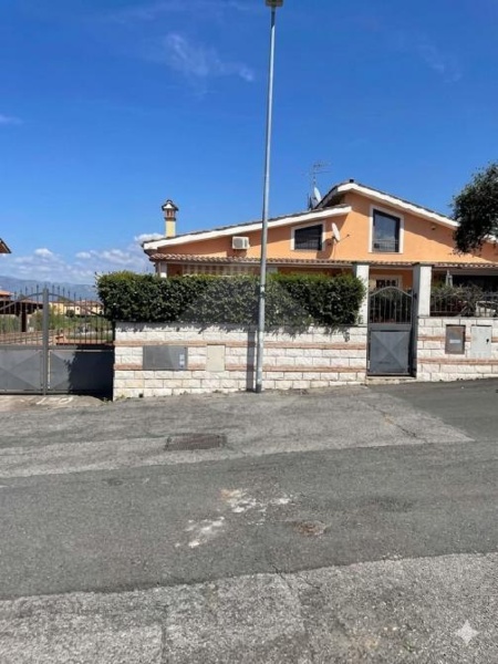 appartamento in vendita a Roma in zona Lunghezza