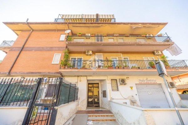 appartamento in vendita a Roma in zona Case Rosse