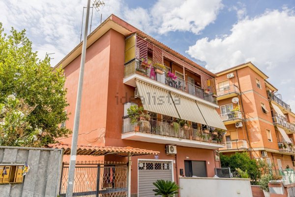 appartamento in vendita a Roma in zona Tor de' Cenci