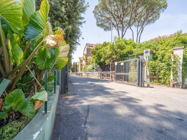 appartamento in vendita a Roma in zona Tomba di Nerone