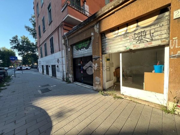locale commerciale in vendita a Roma in zona Tuscolano