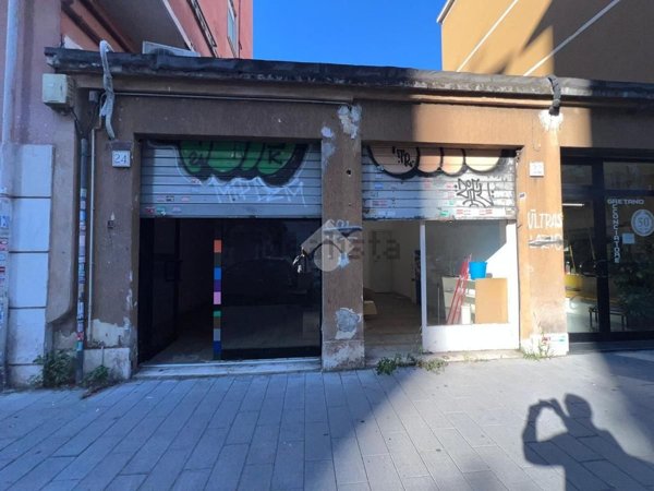 locale commerciale in vendita a Roma in zona Tuscolano