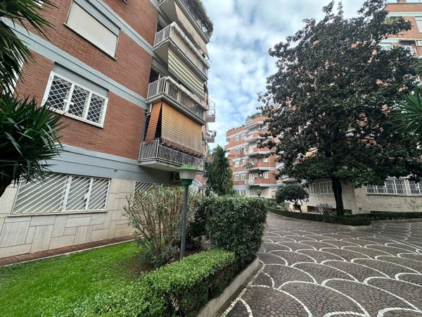 ufficio in vendita a Roma in zona Ardeatino
