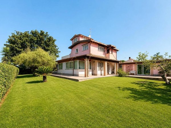 casa indipendente in vendita a Roma in zona Infernetto