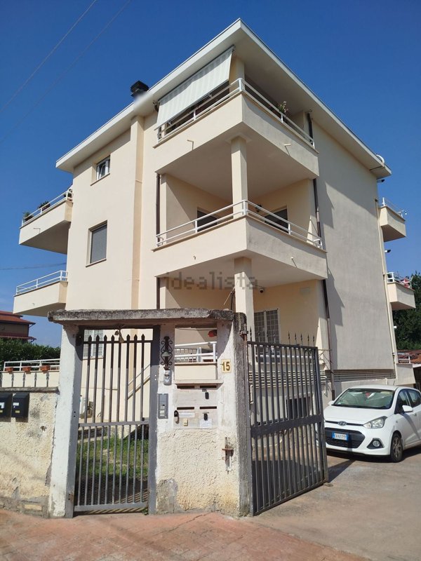 appartamento in vendita a Roma in zona Valle Santa