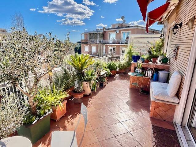 appartamento in vendita a Roma in zona Tomba di Nerone