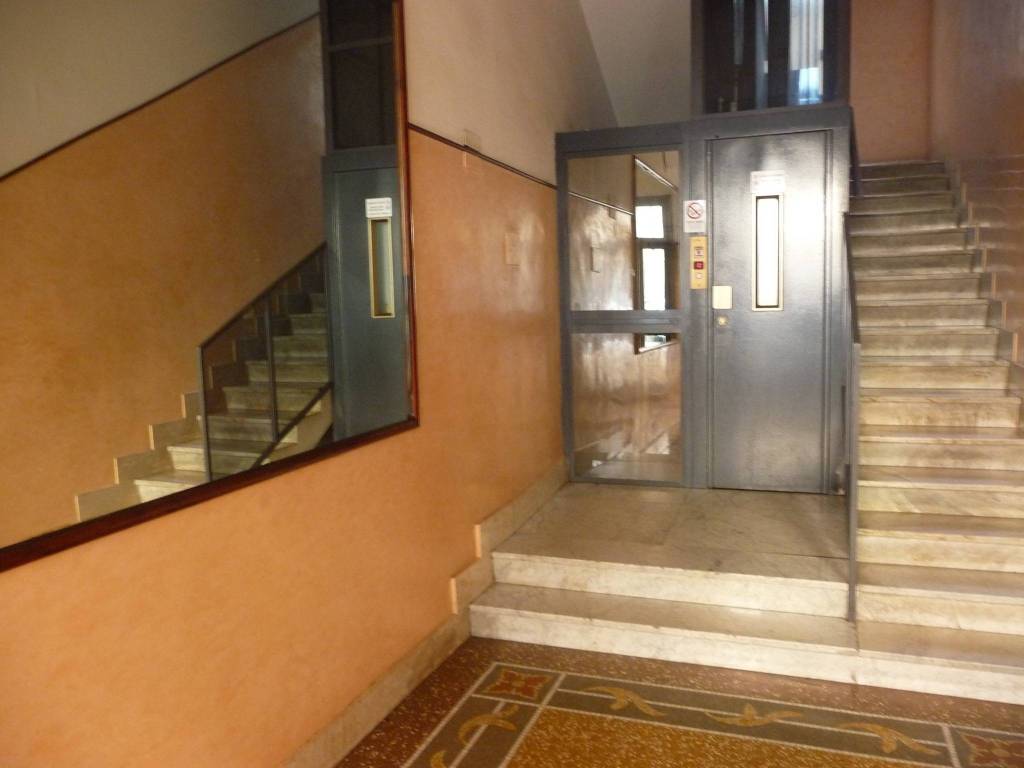 locale commerciale in vendita a Roma in zona Tuscolano