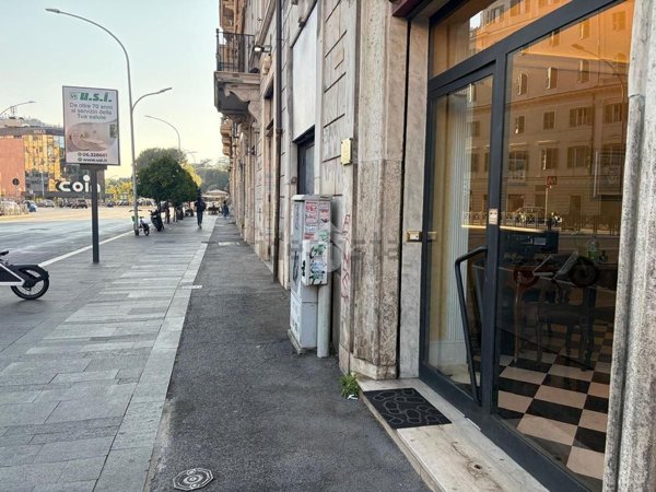 locale commerciale in vendita a Roma in zona Tuscolano