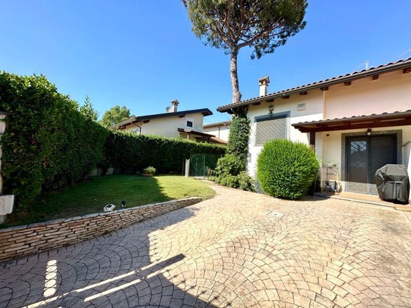 casa indipendente in vendita a Roma in zona Infernetto