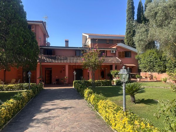 casa indipendente in vendita a Roma in zona Appio Pignatelli
