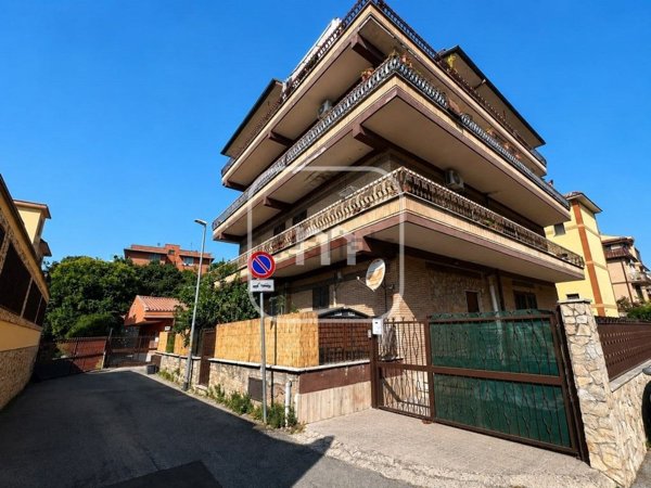 appartamento in vendita a Roma in zona Tor Bella Monaca