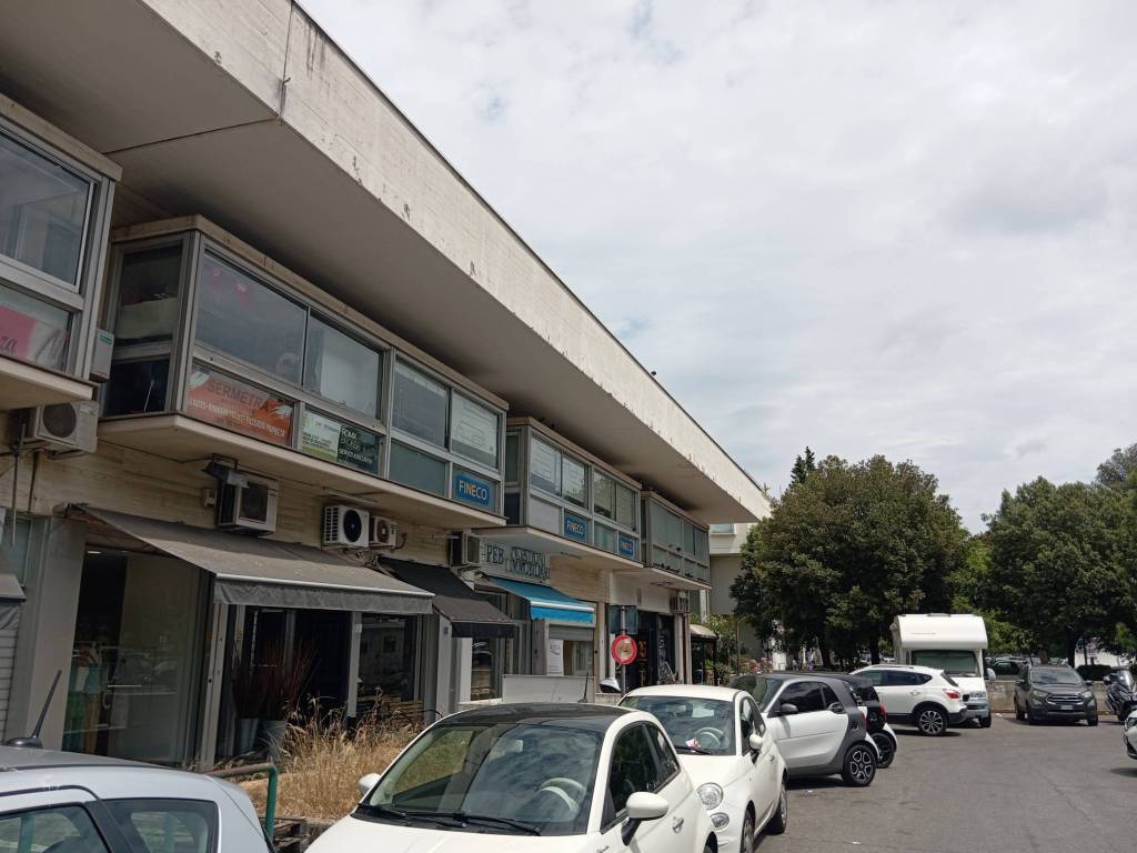 negozio in vendita a Roma in zona Casal Palocco