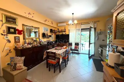 appartamento in vendita a Roma in zona Valle Santa