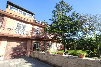casa indipendente in vendita a Roma in zona Ostia