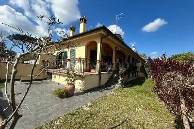 casa indipendente in vendita a Roma in zona Infernetto