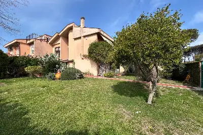 casa indipendente in vendita a Roma in zona Infernetto