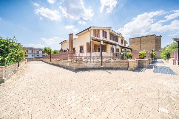 appartamento in vendita a Roma in zona Lunghezza