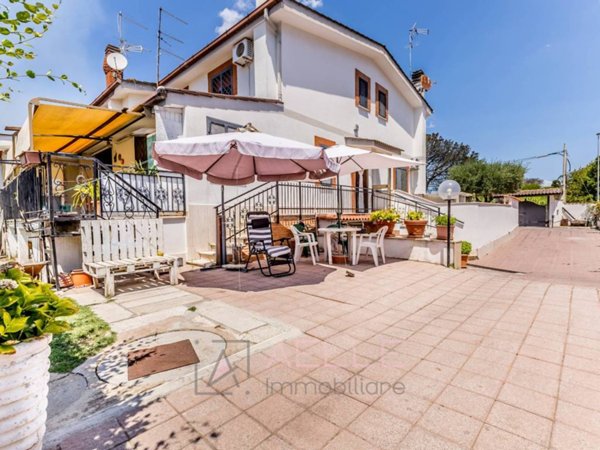 casa indipendente in vendita a Roma in zona Casal Palocco