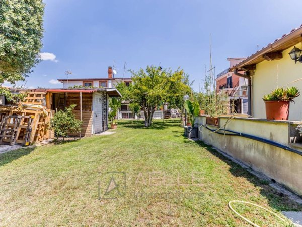 casa indipendente in vendita a Roma in zona Casal Palocco