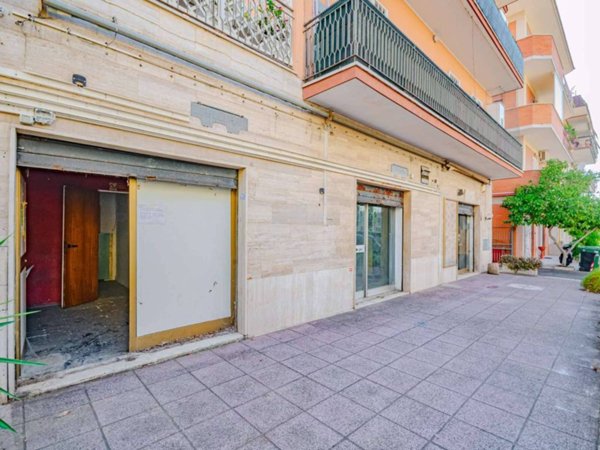 negozio in vendita a Roma in zona Cinquina
