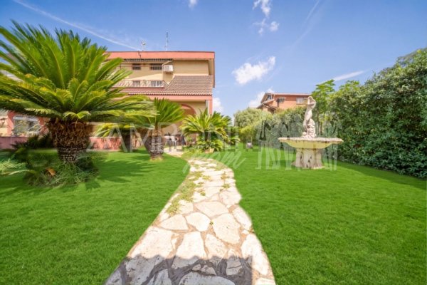 casa indipendente in vendita a Roma in zona Axa