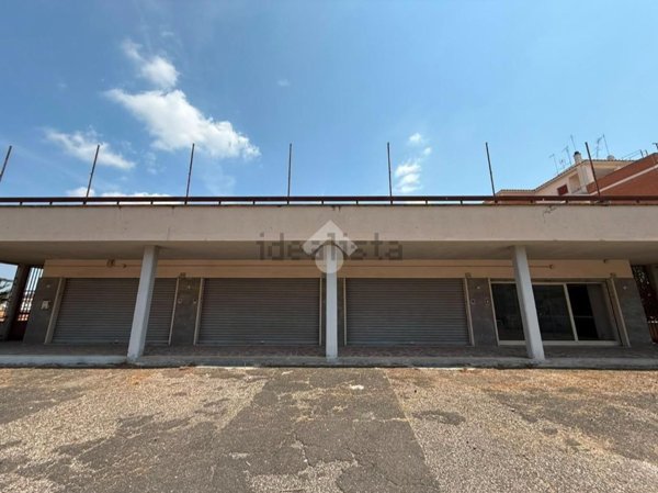 locale commerciale in vendita a Roma in zona Primavalle