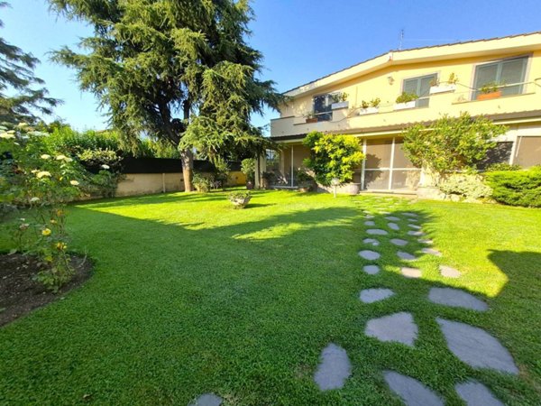 casa indipendente in vendita a Roma in zona Casal Palocco