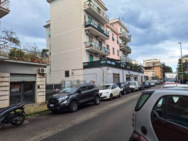 negozio in vendita a Roma in zona Cinecittà