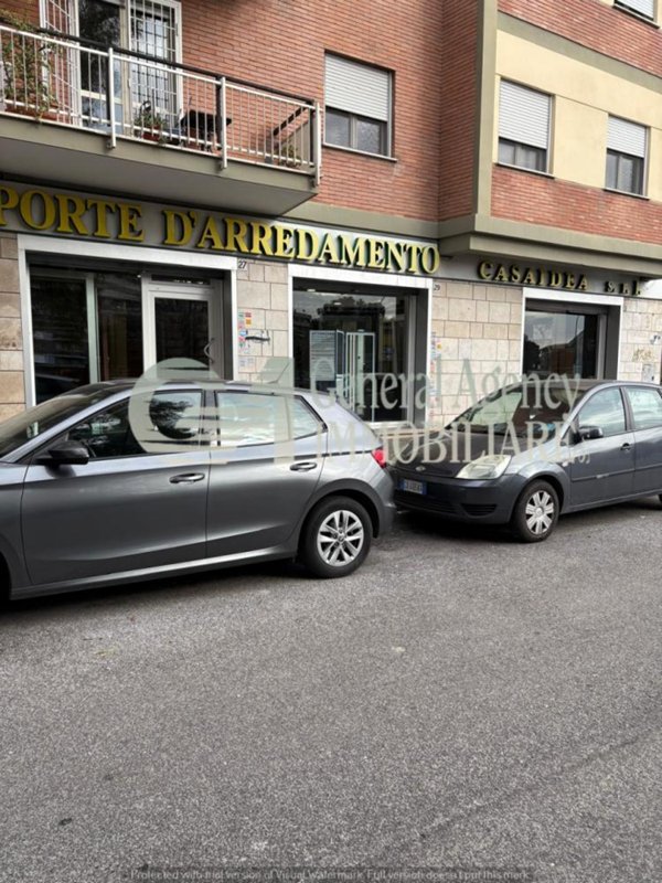 negozio in vendita a Roma in zona Tuscolano