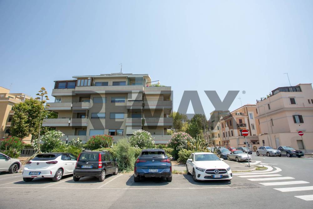 appartamento in vendita a Roma in zona Ostia