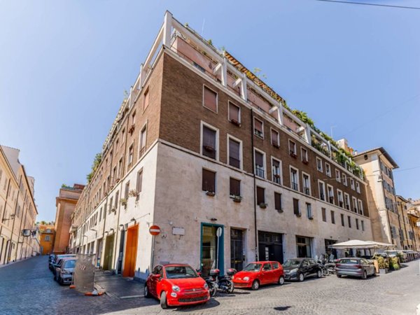 appartamento in vendita a Roma in zona Rione Regola