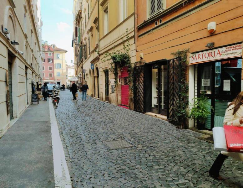 negozio in vendita a Roma in zona Rione Regola