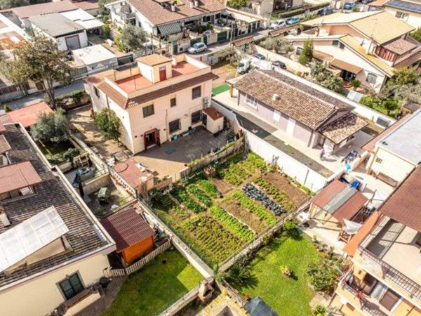 casa indipendente in vendita a Roma in zona Giardini di Corcolle