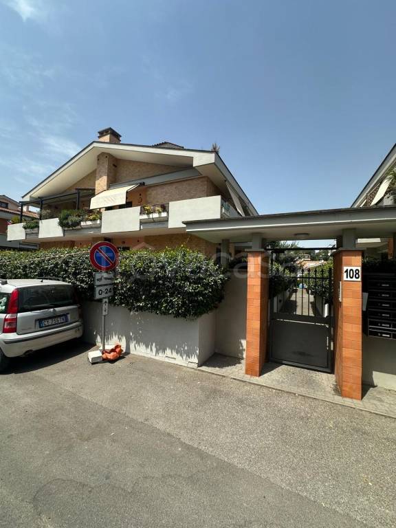 appartamento in vendita a Roma in zona Selva Candida