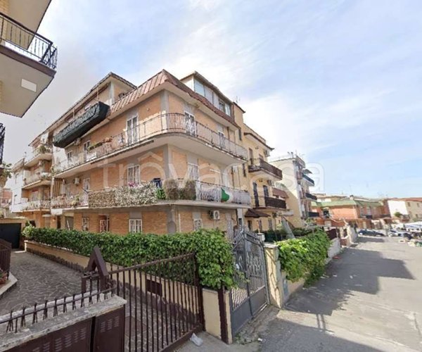 appartamento in vendita a Roma in zona Torre Angela
