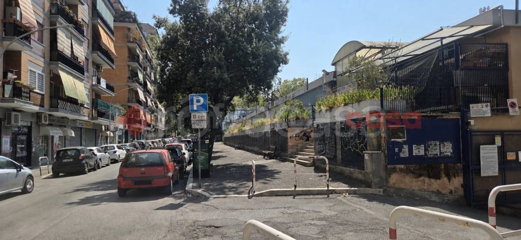 negozio in vendita a Roma in zona Appio Claudio