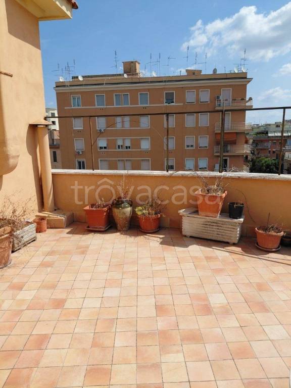 appartamento in vendita a Roma in zona Appio Latino