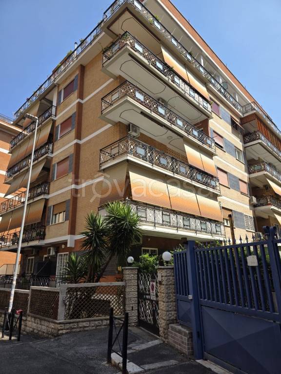 appartamento in vendita a Roma in zona Prenestino-Labicano
