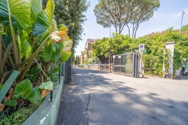 appartamento in vendita a Roma in zona Tomba di Nerone